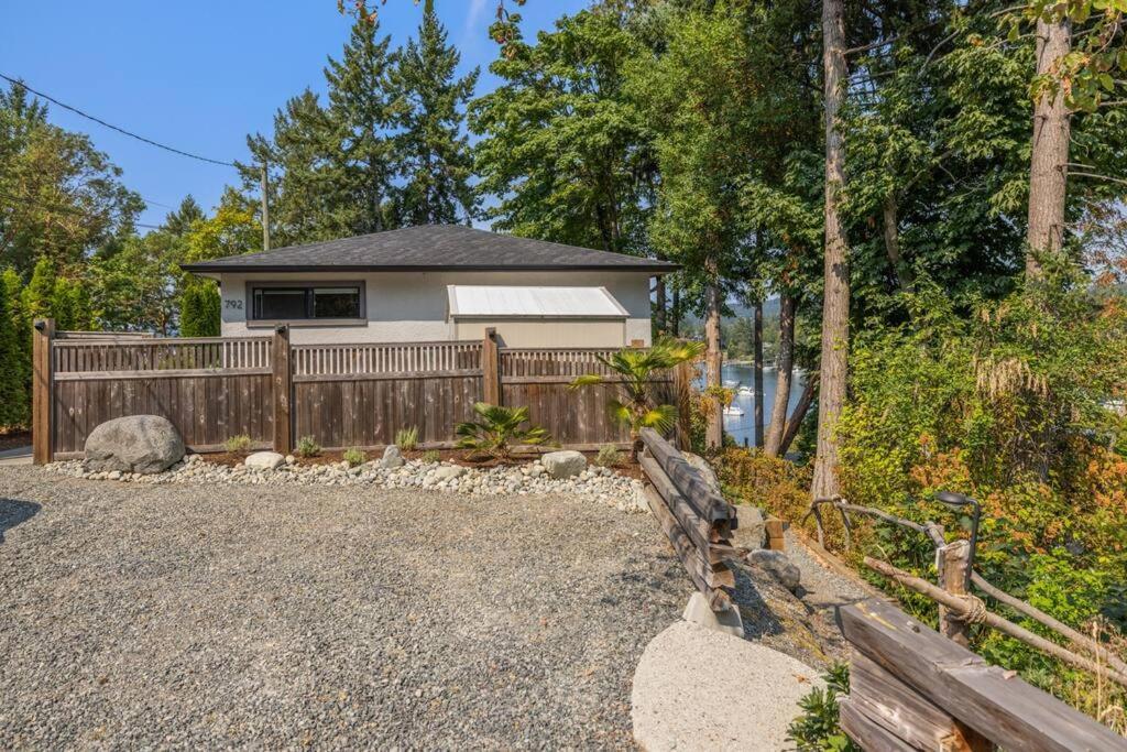 Serenity By The Bay Villa Brentwood Bay Exterior photo